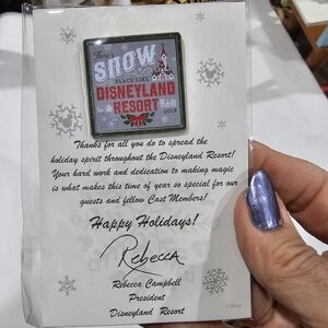 Disneyland Resort Cast Member Exclusive 2019 Holiday SNOW PLACE LIKE Trading Pin